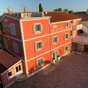 B&b-ld Bed & Breakfast